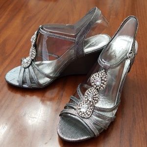 NIB Adrianna Papell Kristen Wedges